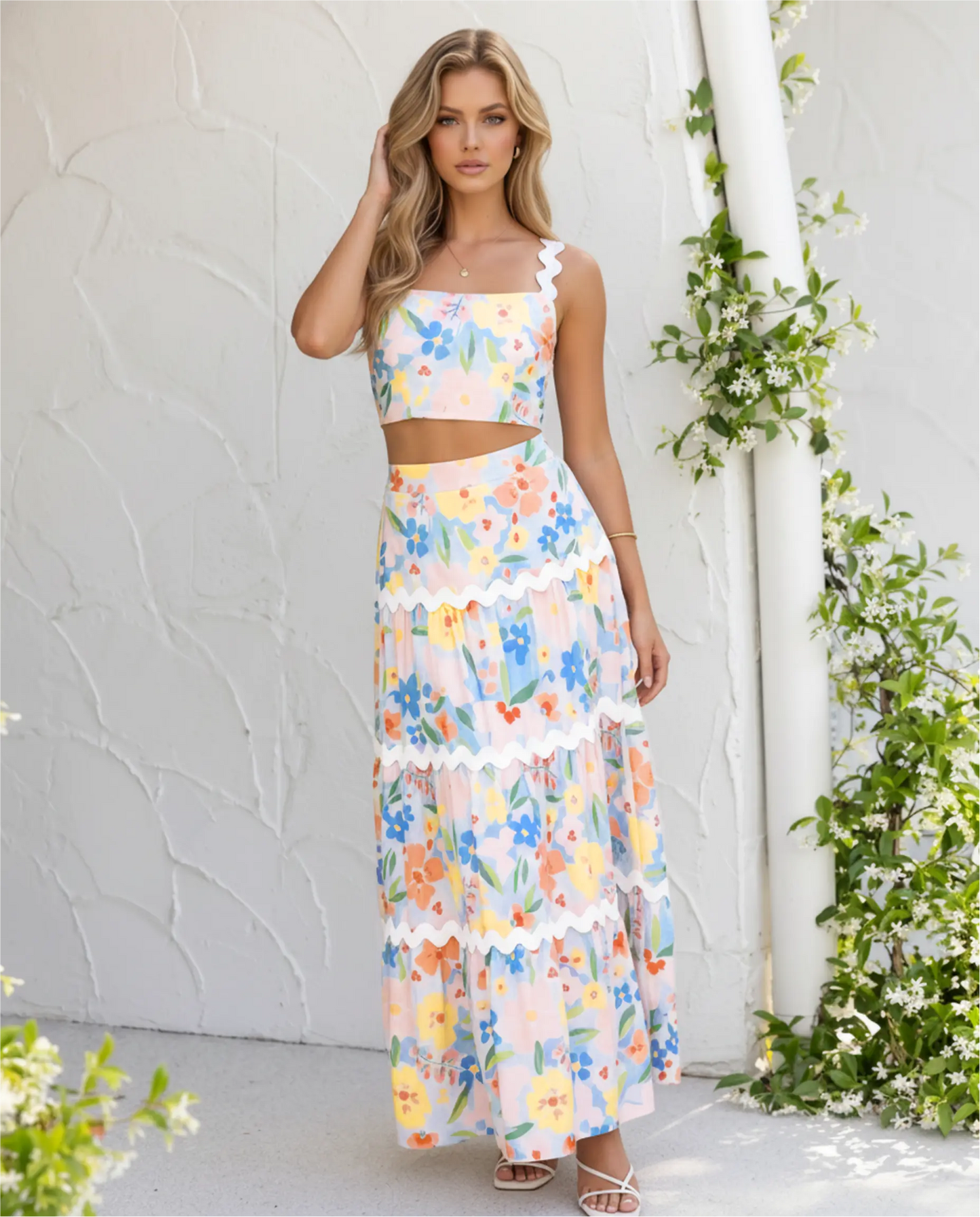 Conjunto de Top Corto Strapless con Estampado Floral y Falda Maxi con Volantes