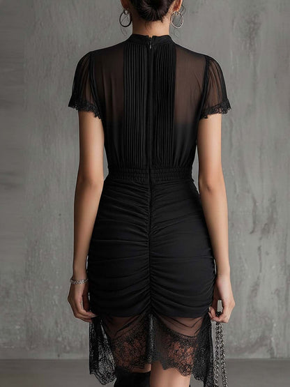 Vestido Mini de Chiffon Negro con Cintura Plisada y Encaje