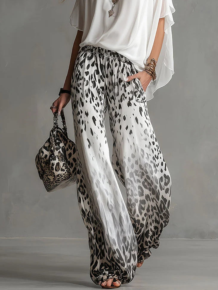 Conjunto de camiseta blanca fluida y pantalones de gasa con estampado de leopardo